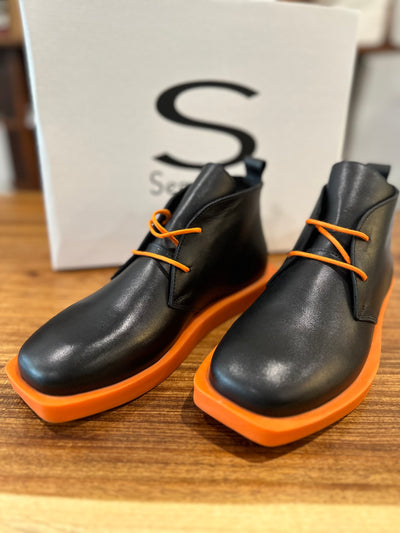 Sempre Di - Ankle  boot. Black/Orange