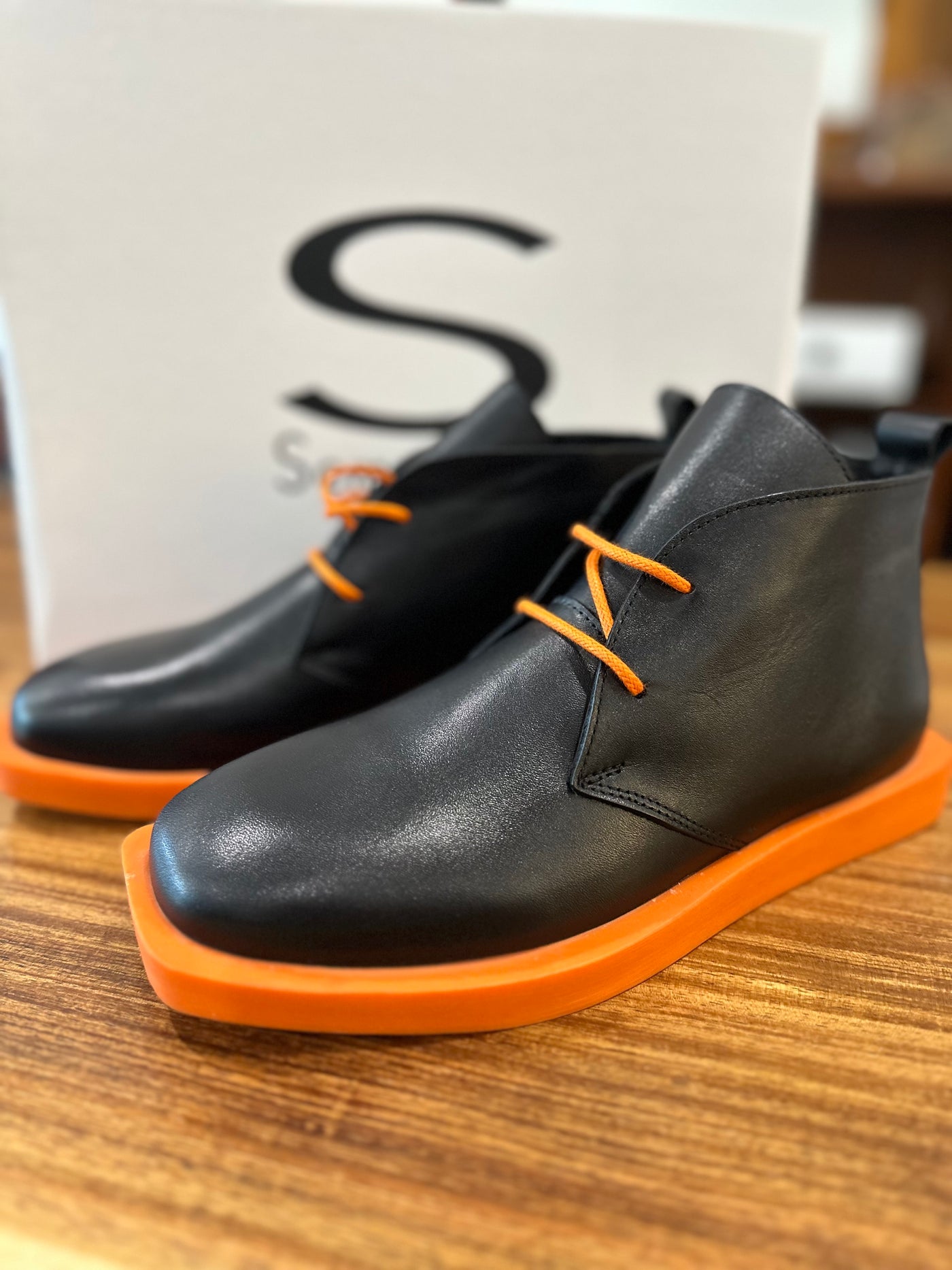 Sempre Di - Ankle  boot. Black/Orange