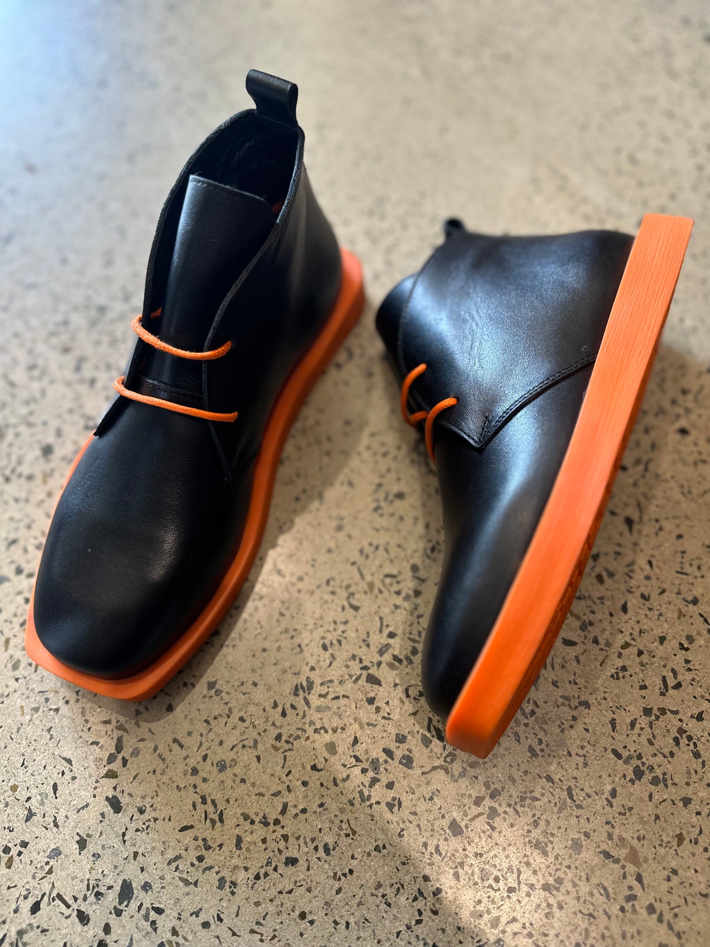 Sempre Di - Ankle  boot. Black/Orange
