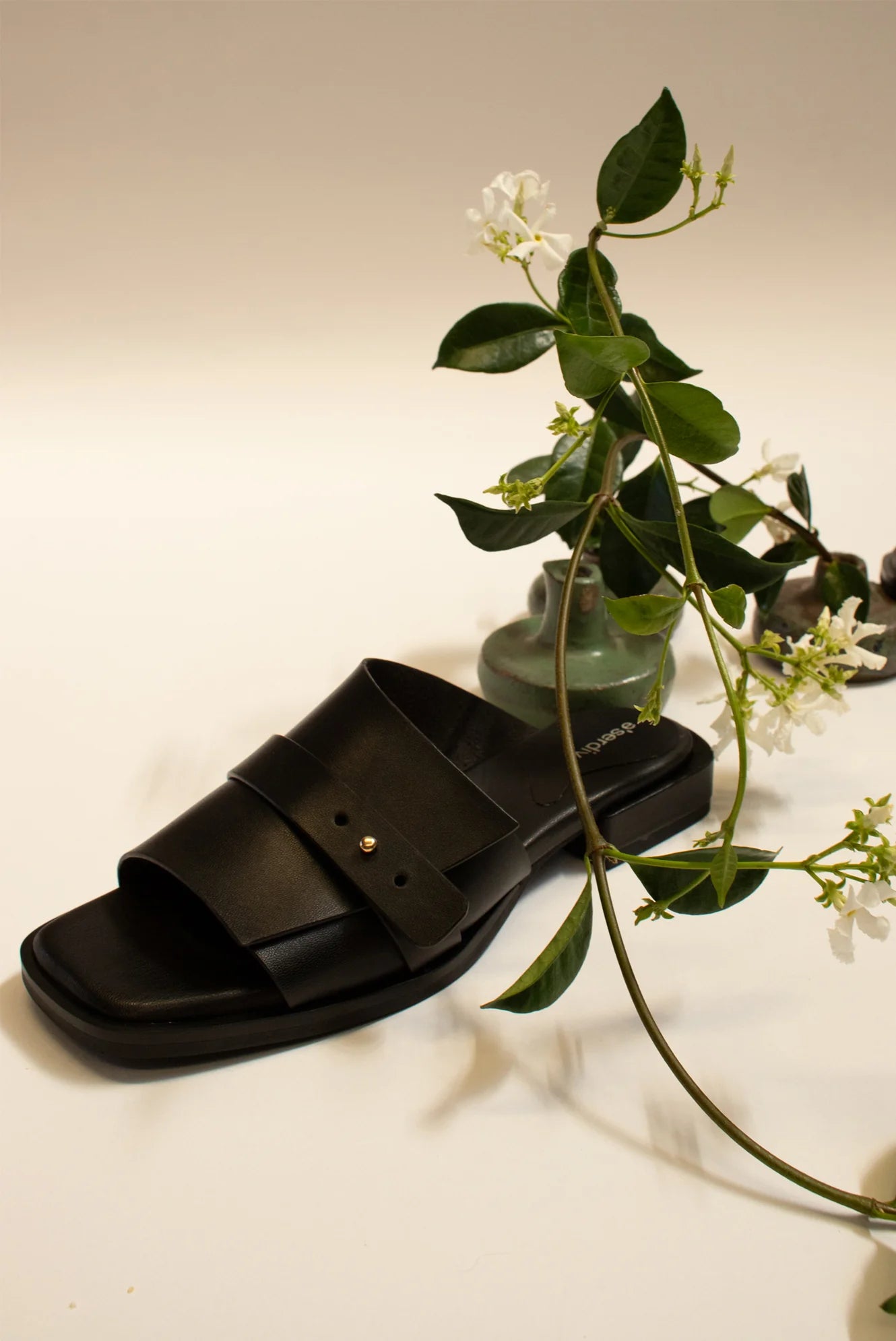 E'serdiv - The Asymmetric Slide. Black.