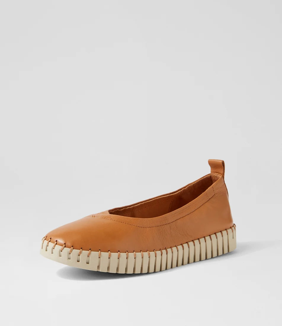 Django & Juliette - Heaton. Dark Tan/Almond Sole