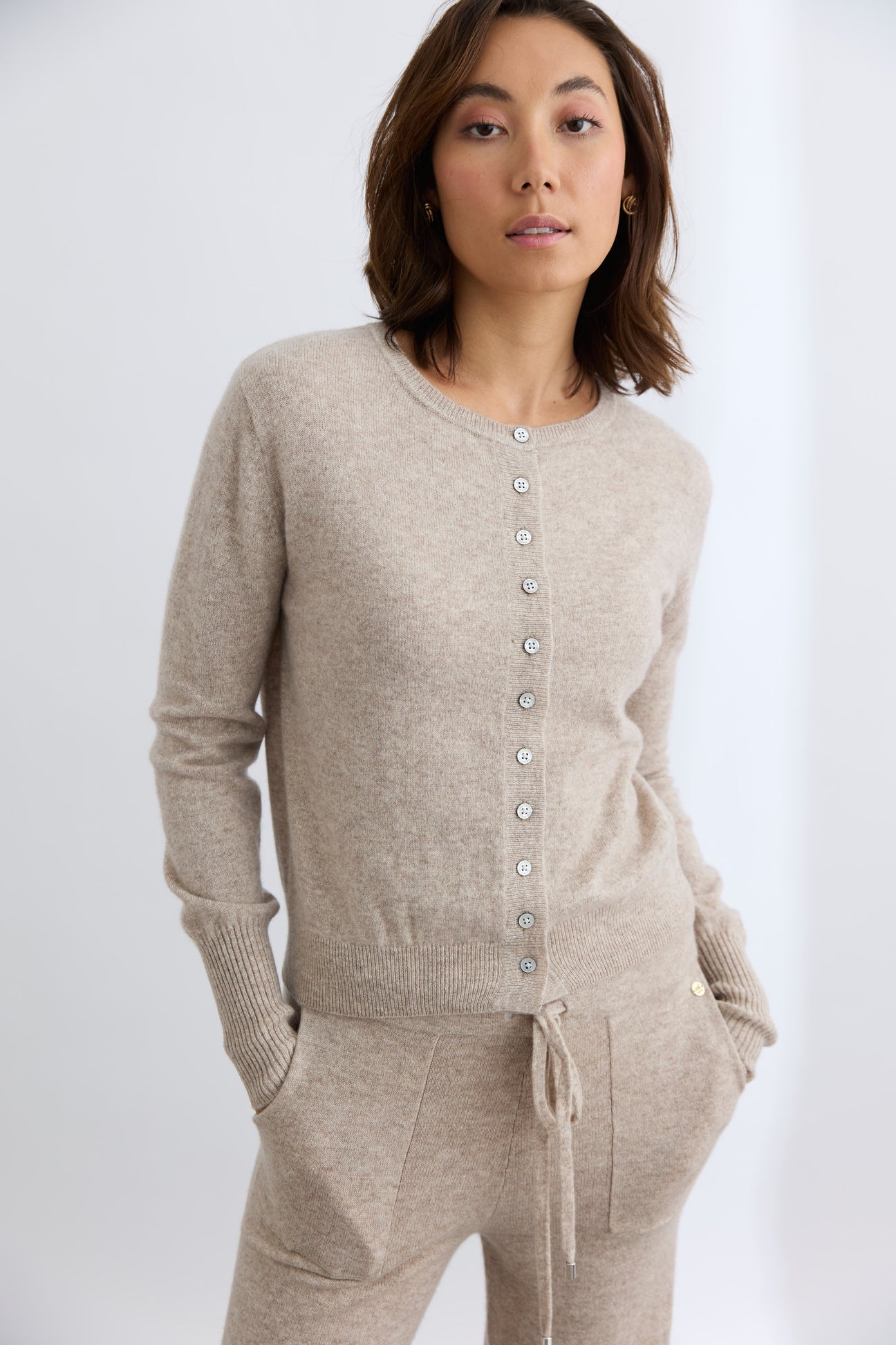 Mia Fratino - Essential Slim Cardi 24015. Toast