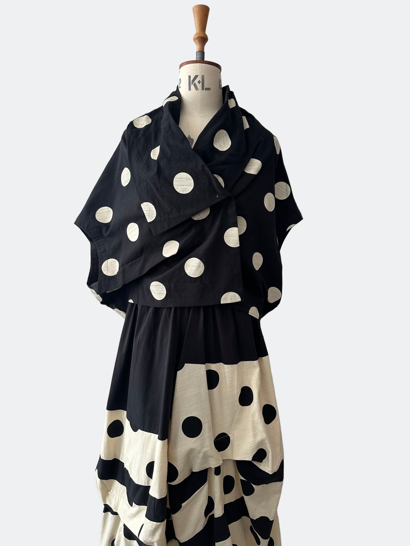 Moyuru - Miso Blouse 640. Black/Natural.