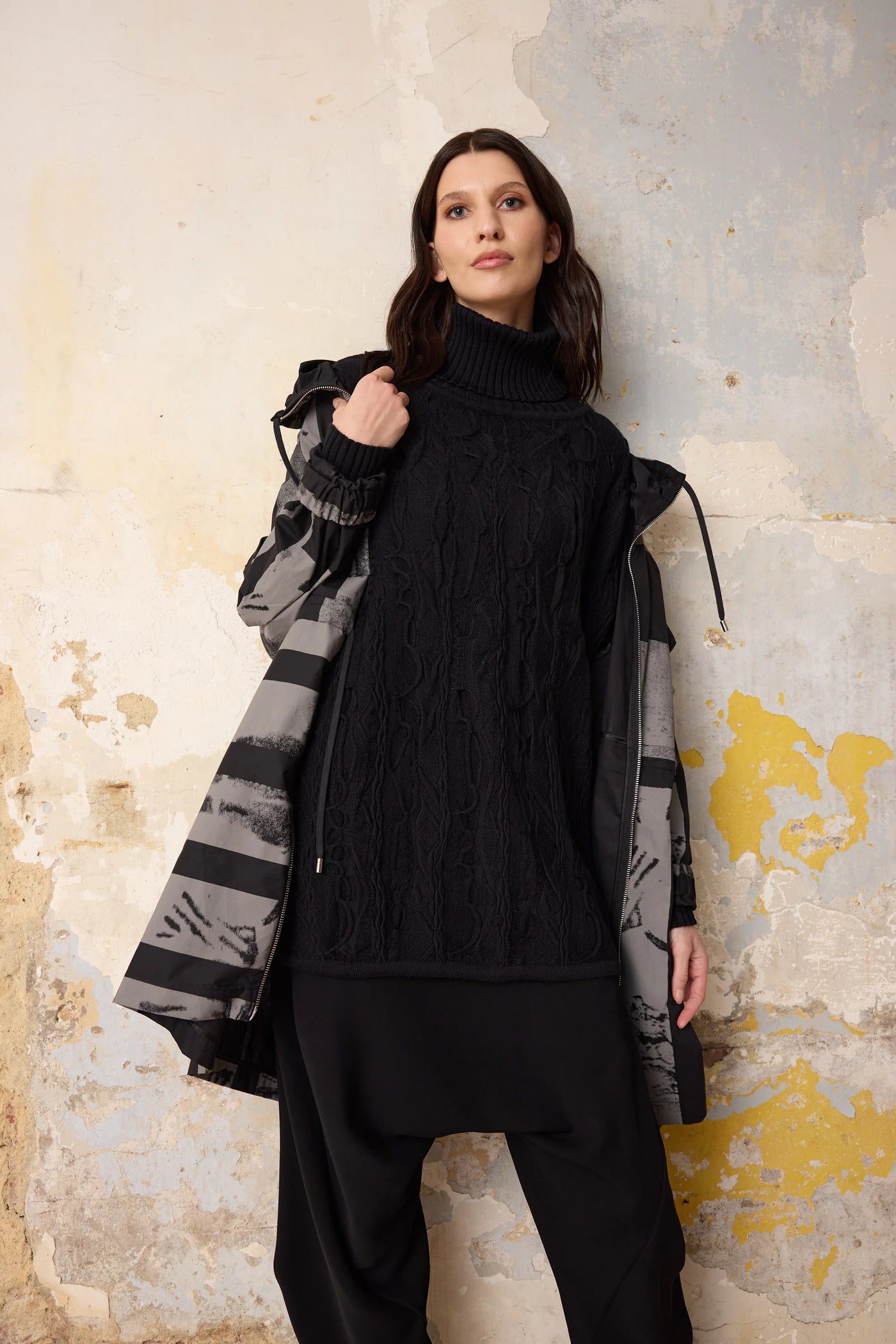 Vale and Ward - Quinn Knit 3D. Black