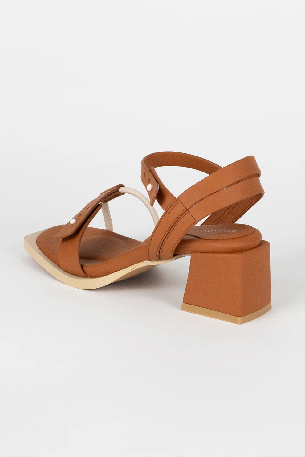 E'serdiv - The Squoval Sandal. Nutmeg.