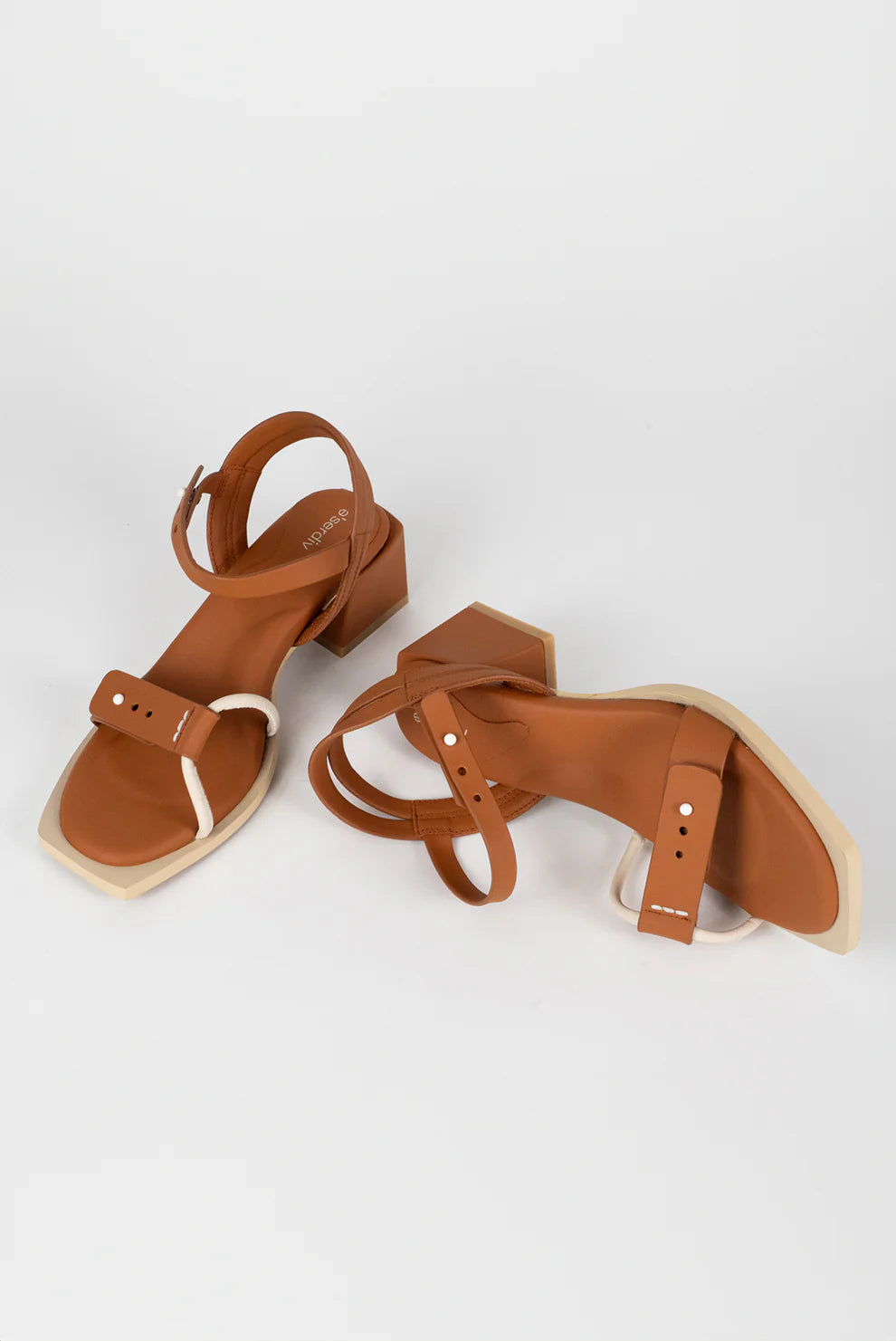 E'serdiv - The Squoval Sandal. Nutmeg.