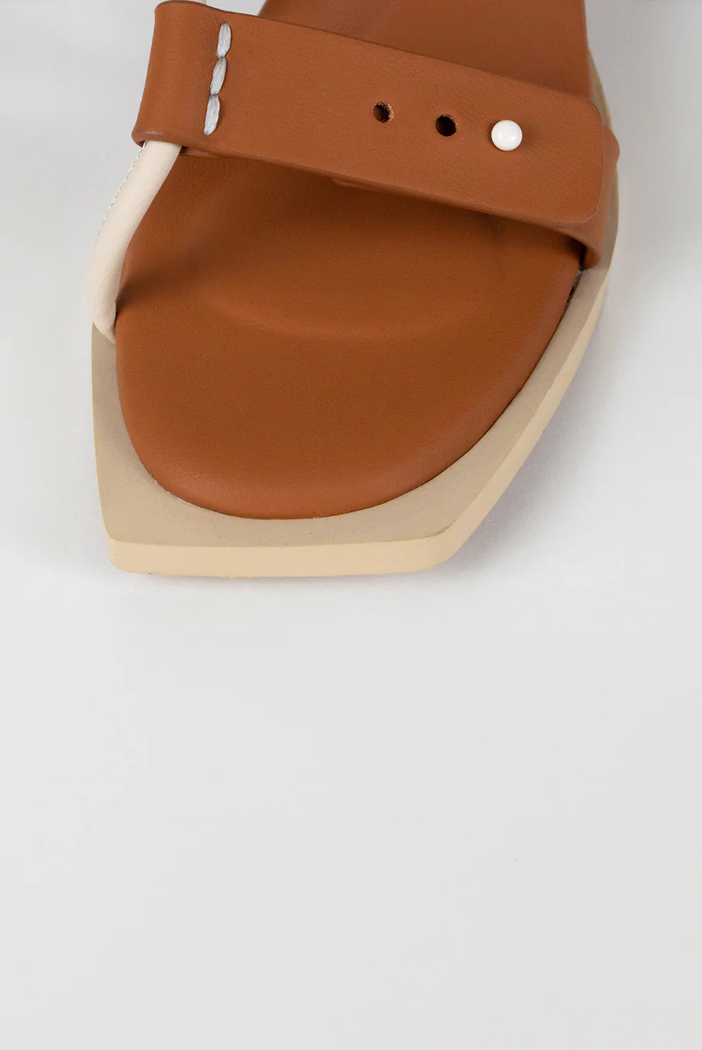 E'serdiv - The Squoval Sandal. Nutmeg.