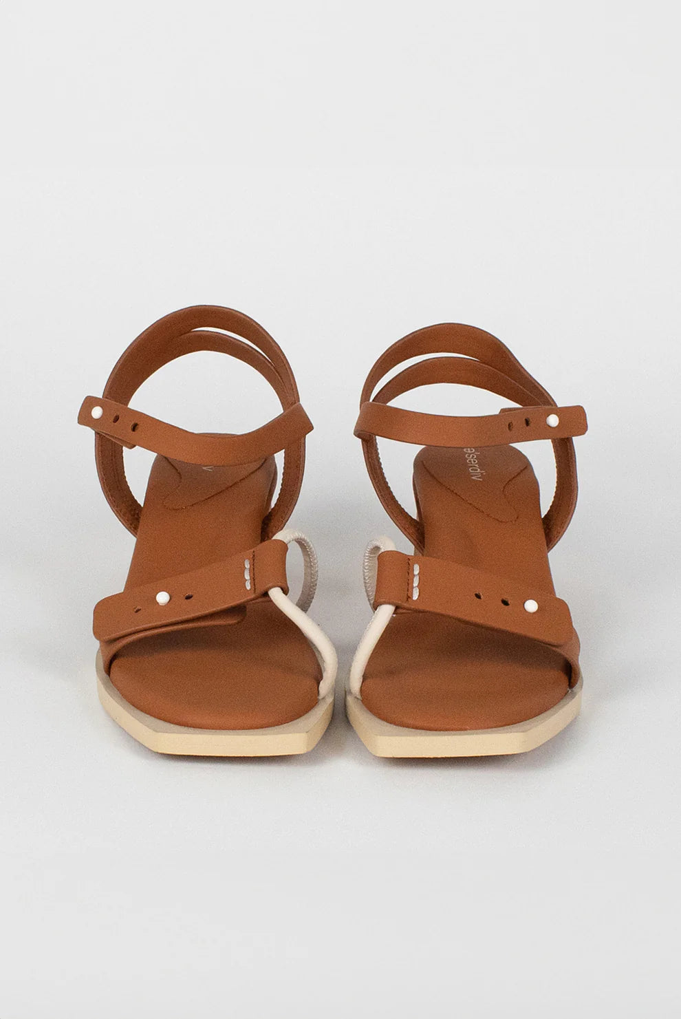 E'serdiv - The Squoval Sandal. Nutmeg.
